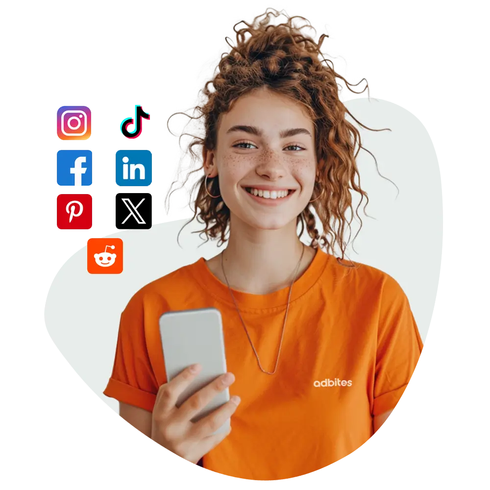 Eine Social Media Agentur Mitarbeiterin zeigt eine Liste der sozialen Netzwerke