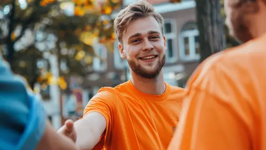 Ein Social Media Marketing Experte reicht einem Kunden die Hand