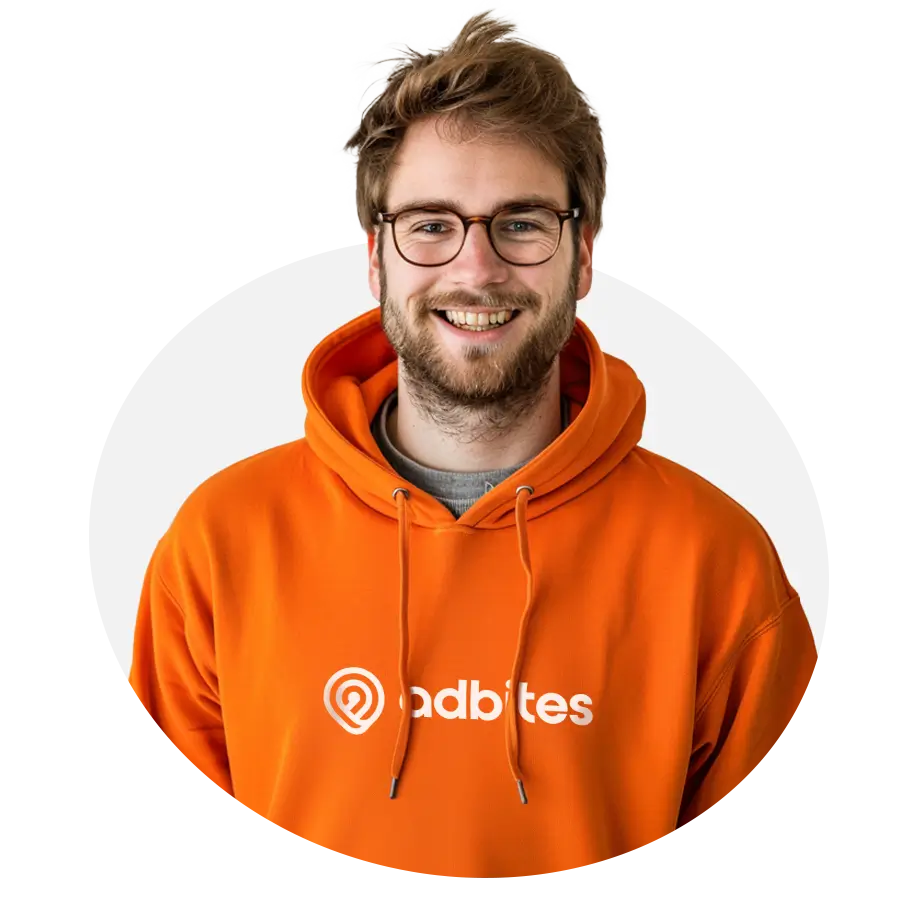 Ein Online Marketing Agentur Mitarbeiter in einem orangenen Hoodie