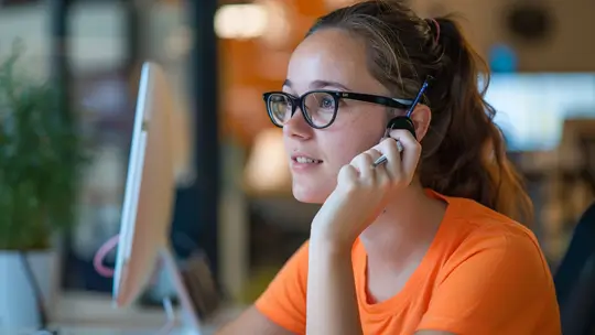 Ein Marketingprofi im Kundengespräch am Telefon