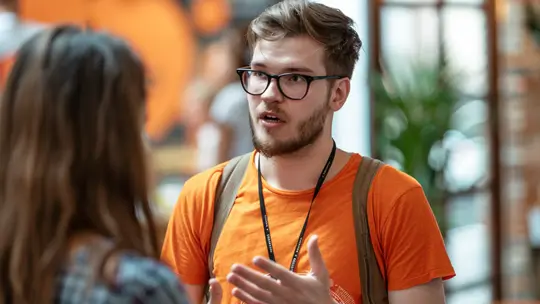 Ein Internetmarketing Experte berät eine Kundin