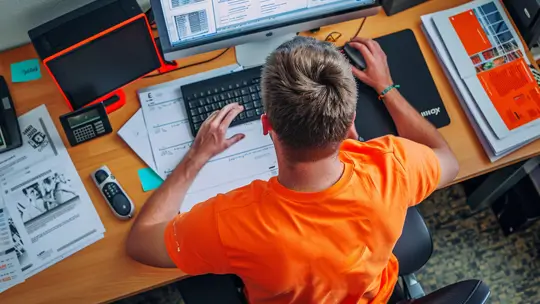 Ein Digitalmarketing Experte arbeitet an den Reportings für einen Kunden