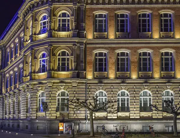 Blick auf die Rheinuferpromenade in Düsseldorf in der Nähe der Tonhalle