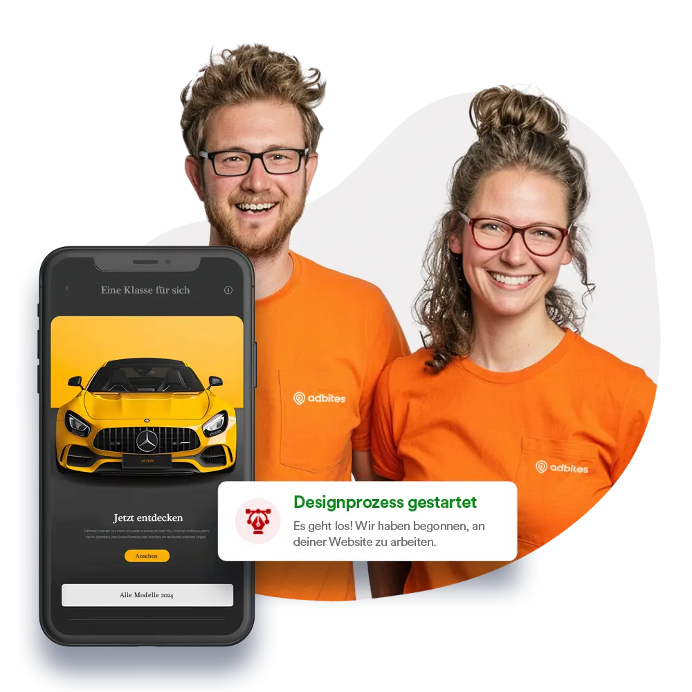 Zwei Mitarbeiter einer Webdesign Agentur zeigen ein neues Responsive Design